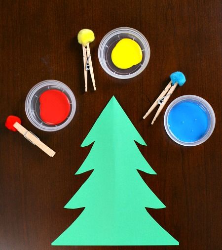 Christmas Tree Craft...paint with pom poms. Easy craft for toddlers! Christmas Tree Craft, December Crafts, Christmas Crafts For Toddlers, Tree Craft, Christmas Tree Painting, Christmas Tree Crafts, Christmas School, Daycare Crafts, Preschool Christmas