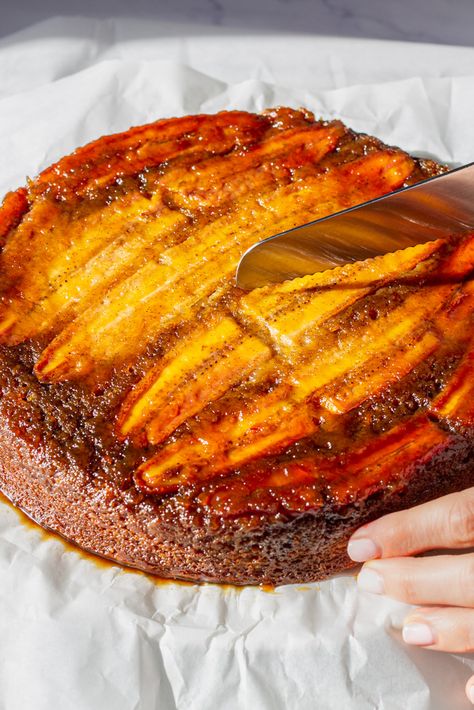 Banana Cake Decoration, Fluffy Banana Cake, Banana Upside Down Cake, Moist Banana Cake, Banana Desserts, Caramelized Banana, Caramel Ingredients, Banana Buttermilk, Dessert Tea