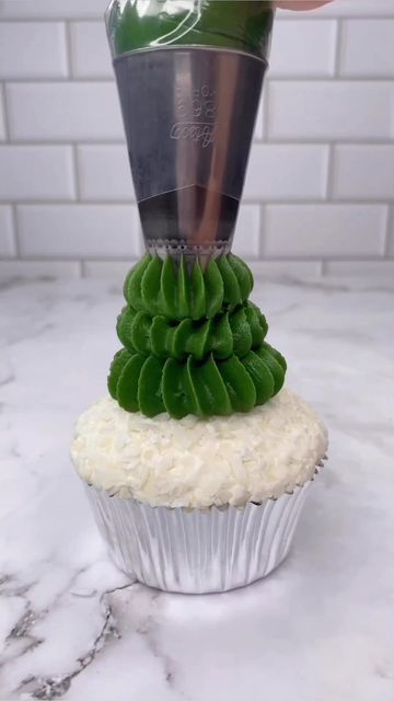 Buttercream Christmas Tree, Christmas Tree Cupcake Cake, Winter Cupcakes, Tree Cupcakes, Christmas Tree Cupcakes, Frosted Christmas Tree, Christmas Cupcakes, November 13, Cookies Recipes Christmas