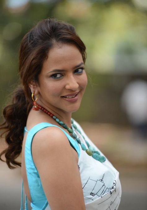 Indian TV Actress anchor Manchu Lakshmi in White Saree Photos Gallery - Tollywood Boost Manchu Lakshmi, Lakshmi Photos, Saree Photos, Lakshmi Images, White Saree, Indian Tv Actress, Traditional Sarees, High Resolution Photos, Cotton Saree