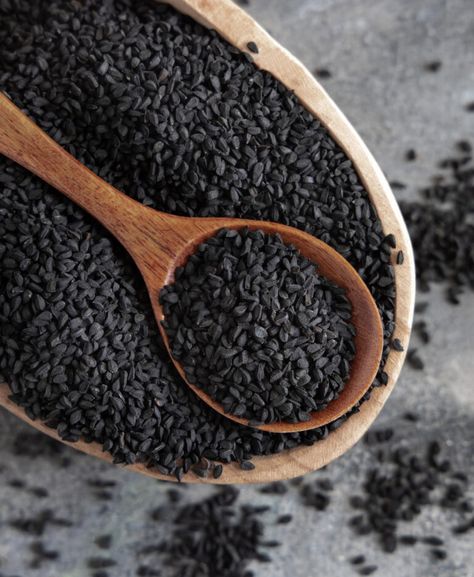 Nigella Seeds - Daily Medicos Black Seed Benefits Health, Black Seed Benefits, Cumin Benefits, Penyakit Jantung, Nigella Seeds, Oil Well, Stomach Ulcers, Blood Sugar Management, Healing Plants