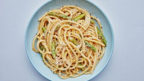 Vegetarian Carbonara Pasta, Vegetarian Carbonara, Carbonara Recipes, Carla Lalli Music, Popular Pasta Recipes, Carbonara Recipe, Vegetarian Pasta, Parmigiano Reggiano, Asparagus Recipe