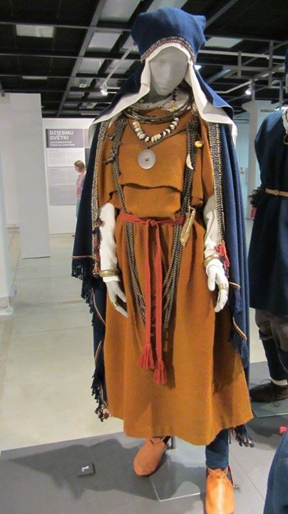 Latvian Clothing, Costume Viking, Viking Garb, Aged Clothing, Medieval Garb, Viking Dress, Medieval Woman, Norse Vikings, Period Outfit