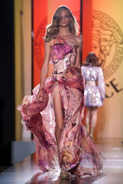 Versace Haute Couture, 90s Runway Fashion, Runway Fashion Couture, Fancy Frocks, Collection Couture, Versace Fashion, Versace Couture, Moda Paris, Runway Dresses