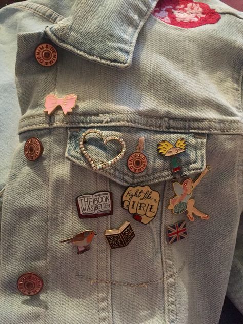 Denim Jacket pin badges Denim Jacket With Badges, Jacket With Pins And Patches, Denim Jacket Pins And Patches, Jacket Pins Aesthetic, Denim Jacket With Patches And Pins, Denim Jacket Decorating Ideas, Denim Jacket Pins, Denim Jacket With Pins, Jean Jacket With Pins