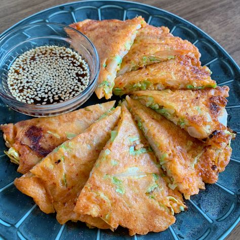 ”Chijimi” is one of the Korean dishes. This recipe is a dish that mixes cabbage and kimchi with dissolved flour and bakes them flat in oil. Korean Cabbage, Kimchi Cabbage, Cooking Around The World, Kimchi Pancake, Recipe Korean, Korean Pancake, Japanese Food Traditional, Recipe Challenge, Food Traditional