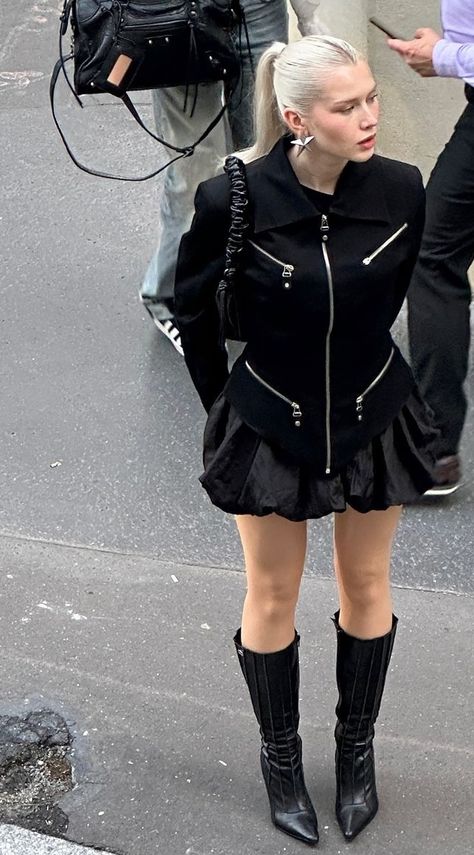 All Black Fits Street Styles, Acne Studios Outfit, New York Aesthetic Outfits, 2024 Street Style, Punk Chic, Luxury Girl, Aesthetic Outfit Ideas, Edgy Outfits, Alter Ego