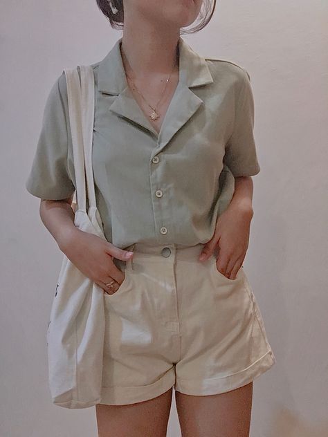 Study Out Outfit, Cute Tomboy Summer Outfits, Cute Spring Outfits Aesthetic Korean, Button Up Fashion Women, Dark Academia Summer Outfit Shorts, Short Korean Outfit, Versatile Clothing Pieces, Minimalist Summer Dress, Korean Shorts Outfits Women