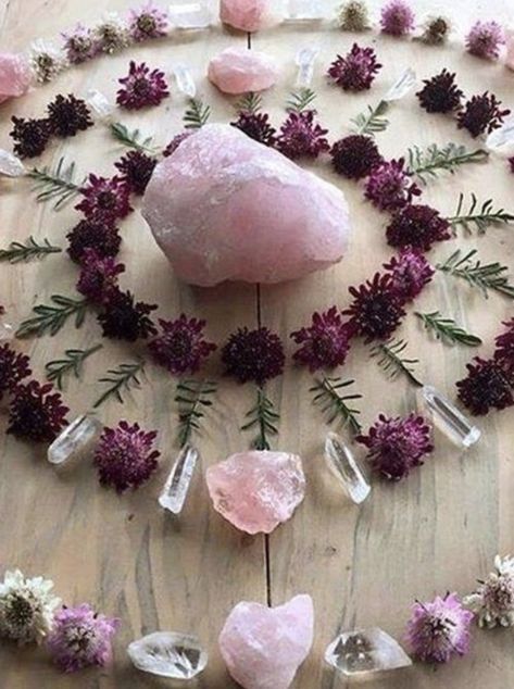 Crystal Aesthetic, Crystal Magic, Fortune Telling, Witch Aesthetic, Crystal Grid, A Circle, Gems And Minerals, Sacred Space, Crystal Gems