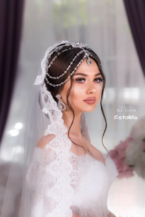 Desi Headpiece, Desi Wedding Hairstyles, Bridal Crown And Veil, Styles Wedding Dress, Bridal Hairstyles With Veil, Bella Wedding Dress, Dramatic Wedding Makeup, Wedding Hairstyles With Crown, Desi Wedding Dresses