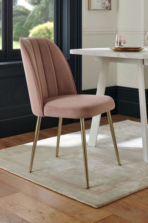 Pink Dining Chairs, Pink Accent Walls, Beige Dining Chair, Gold Dining Chairs, Gold Chair, Gold Effect, Dinning Room Design, Pink Chair, Gold Legs