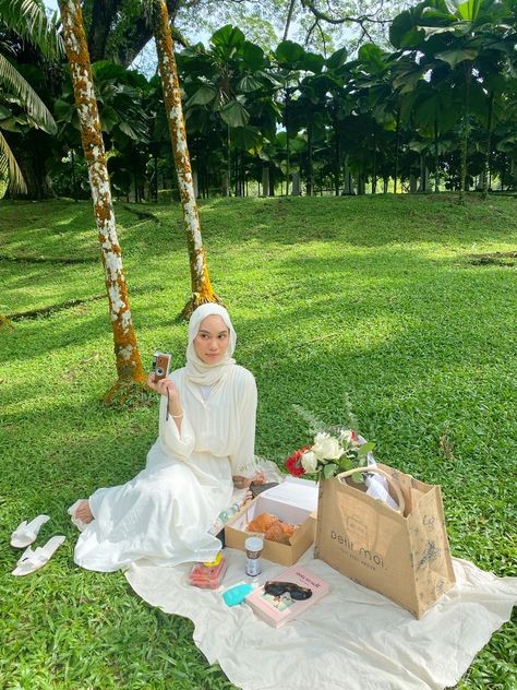 picnic Piknik Outfit, Outfit Piknik, Ootd Picnic, Picnic Aesthetics, Hijab Brand, Photo Yearbook, Picnic Photography, Garden Party Outfit, Picnic Photoshoot