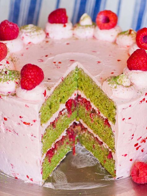 Matcha Roll Cake, Desserts Japonais, Raspberry Cake Recipes, Green Tea Cake, Matcha Dessert, Matcha Cake, Matcha Recipe, Berry Cake, Raspberry Cake