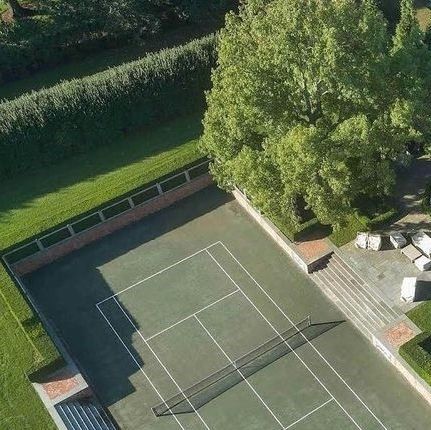 Eric J Smith on Instagram: "In the Hamptons, I worked with landscape designer Deborah Nevins to add a tennis court, sunken five feet and concealed with surrounding hedges. The original nearby Gatehouse—now a “Tennis House”—serves as a staging space for outdoor entertaining and refreshment around the court.  Architecture: @ericjsmitharchitect Landscape: @deborah_nevins Photography: Peter Margonelli  #ericjsmith #architect #architectdesign #architecture #landscapedesign #tenniscourt #outdoorliving #gardenarchitecture #hamptonshomes" Tennis Court Mansion, Tennis Court In Backyard, Houses With Tennis Courts, Sunken Tennis Court, Tennis Courts Design, Modern Tennis Court, Hidden Tennis Court, Tennis Courts Aesthetic, Country Club Architecture