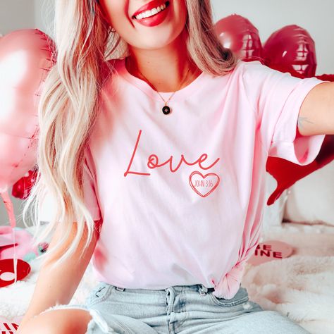 Excited to share the latest addition to my #etsy shop: Love Bible Verse Shirt, Valentine's Shirt, Galantine's Day, Faith Outfit, Cute Women's Shirt, Heart Tee, Christian Valentine Gift, John 3:16 #valentinesday #bibleverse https://etsy.me/3wT7xXe Special Pizza, Valentines For Singles, Pizza Shirt, Valentines For Mom, Valentine Gifts For Mom, Gift Valentines Day, Taco Shirt, Valentines Day Shirt, Retro Valentines