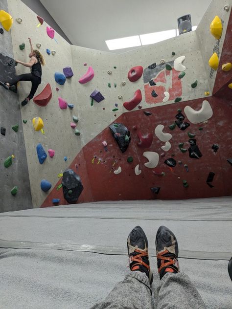 Rock climbing  #climb #gym Rock Climbing Bouldering, Climbing Aesthetic Rock, Outdoor Climbing Aesthetic, Climbing Gym Aesthetic, Rock Climbing Aesthetic Guy, Rock Climbing Gym Aesthetic, Rock Climbing Physique, Rock Climbing Gym, Gym Photos