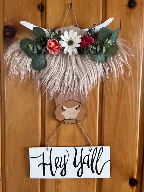 Craft Fair Ideas To Sell 2023, Cow Head Wreath, Cow Wreath Diy, Diy Cow Christmas Decor, Highland Cow Decor Ideas, Highland Cow Room Ideas, Christmas Cow Painting, Highland Cow Craft, Highland Cow Crafts