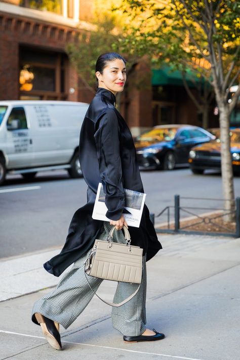 Street Style New York Fashion Week Spring 2018 | POPSUGAR Fashion Caroline Issa, Work Outfit Office, New York Street Style, New Street Style, Popsugar Fashion, Summer Work Outfits, Street Fashion Photography, Business Outfit, Cool Street Fashion