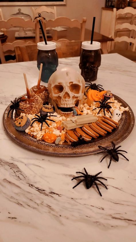 Halloween Movies Night Snacks, Movie Night Halloween Snacks, Halloween Food Table Decorations, Halloween Movie Night Snack Ideas, Scary Movie Date Night At Home, Spooky Movie Night Snacks, Spooky Night With Friends, Spooky Night Ideas, Halloween Movie Night Snacks