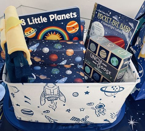 Space Basket 🌎🚀 Reading Night, Space Gift, Space Theme, Science Fair, Gift Basket, Gift Baskets, Gift Ideas, Science, Personalized Items