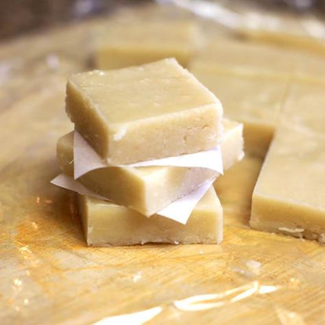 Meet my new favorite way to eat macadamia nuts. These Raw Macadamia Nut Fudge Squares come together in minutes, and disappear almost as quickly! Candy Warehouse, Fudge Squares, Macadamia Nut Recipes, Raw Deserts, Macadamia Nut Butter, Vegan Fudge, Taffy Candy, Sweet Foods, Raw Coconut