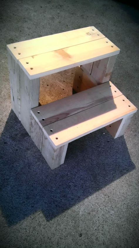 Diy Step Stool, Step Stool Diy, Wood Step Stool, Diy Stool, Diy Step, Wooden Step Stool, Wood Steps, Scrap Wood Projects, Wood Pallet Projects