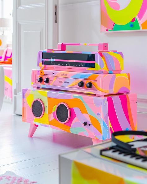 Cool Furniture Creative, 90s Interior Design, Colorful Studio, 90s Interior, 90s Decor, Radio Design, Colorful Apartment, Deco Rose, Maximalist Decor