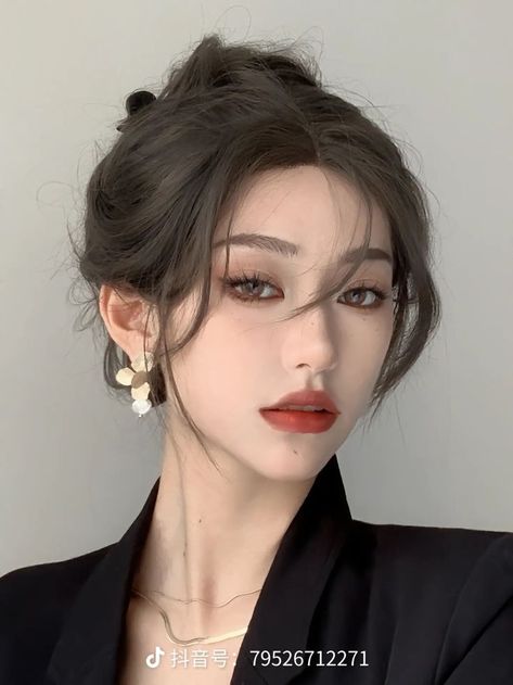 Chinese Douyin Makeup Look Fall/Winter Makeup Look Black Hair Makeup Asian, Sultry Vampire Makeup, Dark Chinese Makeup, Cold Tone Makeup Korean, Fall Douyin Makeup, Douyin Cold Makeup, Mysterious Makeup Look, Dark Feminine Douyin Makeup, Gothic Douyin Makeup