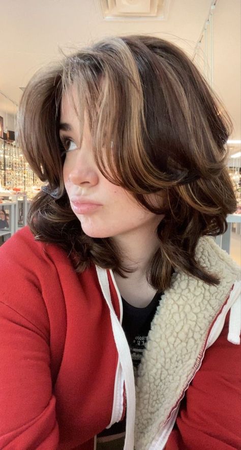 Short Dark Brown Hair, Chunky Blonde Highlights, Short Dyed Hair, Blonde Highlights On Dark Hair, Short Hair Highlights, Short Grunge Hair, Hair With Blonde Highlights, Brown Hair Dye, Short Brown Hair