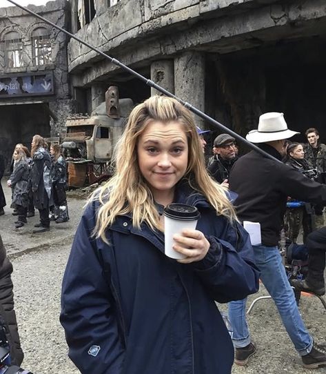 #the100 #behindthescenes #clarkegriffin #bellamyblake #octaviablake #los100 #bellarke The 100 Behind The Scenes, Maria Avgeropoulos, Clarke The 100, Georgina Sparks, The 100 Characters, The 100 Cast, The 100 Clexa, The 100 Show, Bob Morley