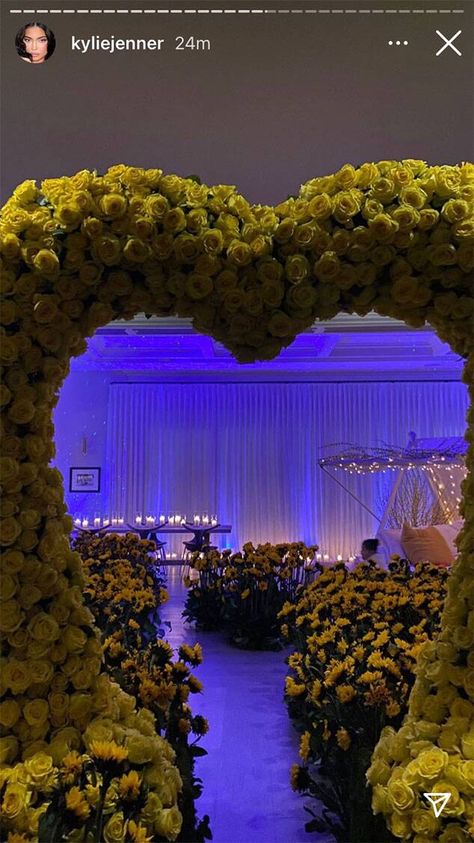 White Heart Emoji, Kylie Jenner House, Jenner House, Famous Houses, Jenner Family, Floating Flowers, Nothing But Flowers, Instagram Baby, Beautiful Bouquet Of Flowers