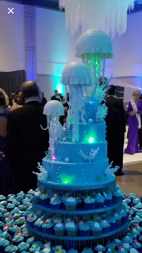 Jellyfish Quince, Underwater Quince Theme, Jellyfish Quince Theme, Jellyfish Cake Pops, Under The Sea Wedding Cake, Jellyfish Cake Ideas, Ocean Themed Quinceanera, Jellyfish Birthday Cake, Ocean Themed Sweet 16