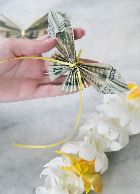 Money Origami Butterfly Lei for Graduation - Sugar and Charm Sugar and Charm Butterfly Lei, Butterfly Money, Lei For Graduation, Lei Diy, Caramel Apple Gifts, Money Lei Diy, Graduation Money Lei, Money Leis, Graduation Money Gifts