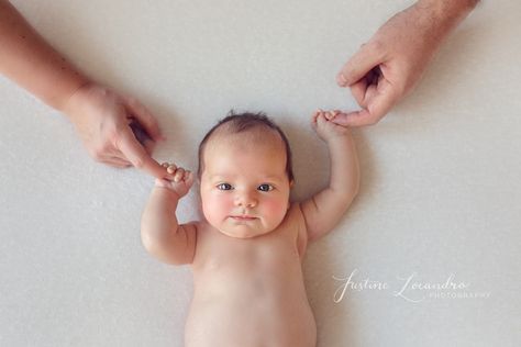 6 Week Baby, Newborn Photo Pose, Newborn Baby Props, Baby Photography Poses, Newborn Photography Boy, Newborn Family Photography, Newborn Family Photos, Baby Boy Photography, Newborn Baby Photos