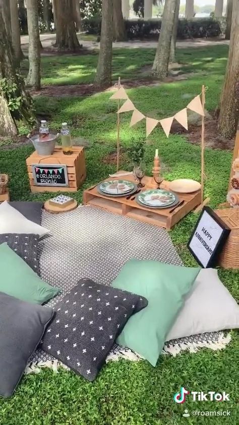 Romantic Picnic Set Up For 2, Picnic Date Set Up Ideas, Picnic Set Up For Two, Picnic Diy Ideas, Outside Picnic Ideas, Picnic Decorations Outdoor, Garden Picnic Ideas, Diy Picnic Set Up, Brunch Picnic Ideas