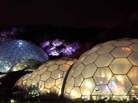 Eden Project Bio-domes at Night Aesthetic Geometry, Bio Dome, Earthship Biotecture, Space Colony, Dome Home, Eden Project, Night Photo, Earthship, Night Photos