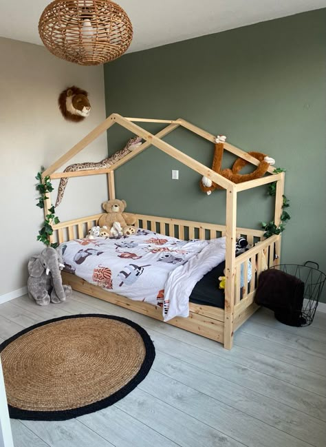 Kinderkamer jungle Bedroom Ideas Jungle, Jungle Boys Room, Jungle Bedroom Kids, Toddler Boy Room, Room Bedroom Ideas, Boys Bedroom Ideas, Toddler Boy Room Decor, Boy Room Decor, Stylish Bedroom Design