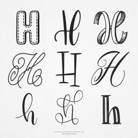 Das „H“ lässt sich, besonders als Druckschrift, sehr einfach kreieren. Im Prinzip besteht es lediglich aus drei Linien und ist damit schnell erlernt und reproduzierbar. Schwieriger wird es, wenn du das Handlettering „H“ in Blockbuchstaben schreiben möchtest. Die langen, geraden Linien müssen sicher und möglichst parallel gezogen werden, damit am Ende ein harmonischer Blockbuchstabe entsteht. #handlettering #lettering #alphabete #brushlettering #abc Calligraphic Fonts, Romantic Script Fonts, Hand Lettering Alphabet Fonts, Calligraphy Letters Alphabet, Lettering Styles Alphabet, Learn Hand Lettering, Hand Lettering Practice, Free Script Fonts, Hand Lettering Fonts