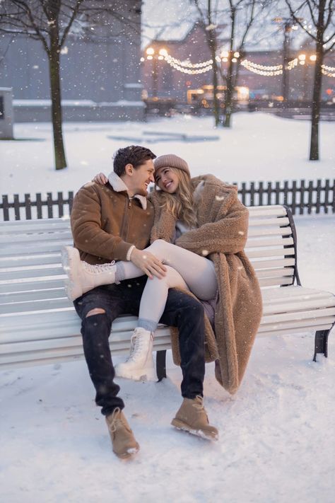 Couple Snow Outfit, Couples Winter Photoshoot Ideas, Christmas Engagement Photos Ideas, Couples Winter Pictures, Couple Winter Outfits Matching, Winter Prewedding Photoshoot, Couple Photoshoot Outfits Winter, Couple Photos In Snow, Winter Couples Outfits