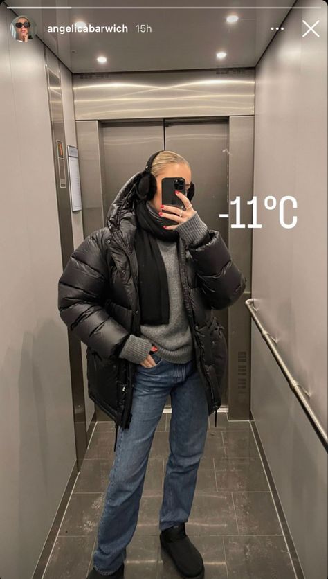 Uggs Black Outfit, How To Style Black Uggs, Platform Uggs Black, Khaki Puffer Jacket Outfit, Black Uggs Outfit, Uk Winter, Uggs Outfits, Ugg Tazz, Outfits New York