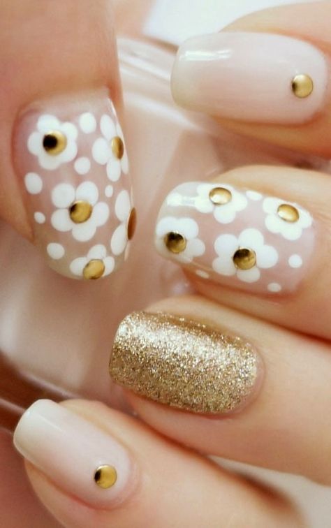 Marc Jacobs Daisy inspired nails 60s Nails, Stamping Nail Polish, Marc Jacobs Daisy, Daisy Nails, Almond Shape Nails, Inspired Nails, Toe Nail Designs, Festival Nails, Nail Art Hacks