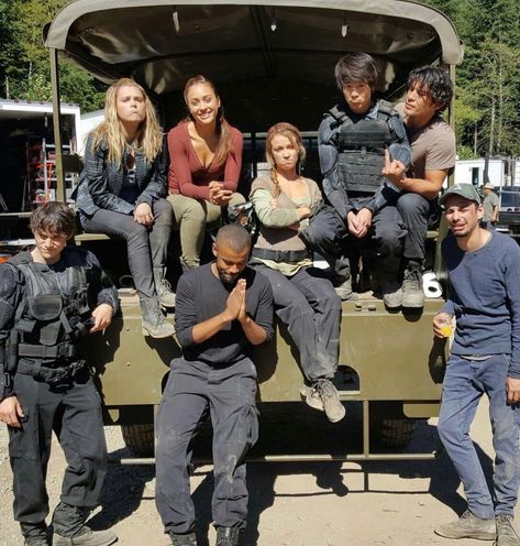 jonathan whitesell, eliza taylor, lindsey morgan, jarod joseph, chelsey reist, christopher larkin, bob morley & devon bostick Funny Love Pictures, The 100 Cast, The 100 Clexa, The 100 Show, Bob Morley, Picture Movie, The Hundreds, The Cw, Funny Love