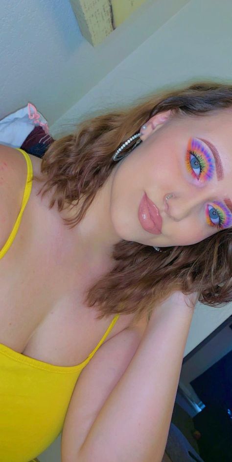 Tye Dye Eyeshadow Looks, Tie Dye Makeup Eye, Tie Dye Face Paint, Tie Dye Eyeshadow, Tye Dye Makeup, Tie Dye Makeup, Eyeshadow Colorful, Makeup 2024, Make Carnaval