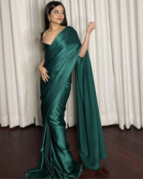 Saree Look For Farewell, Sunaina Khera, Satin Sari, Sari Draping, Dressing Outfits, Saree Satin, Saree Pins, Farewell Saree, Green Sari