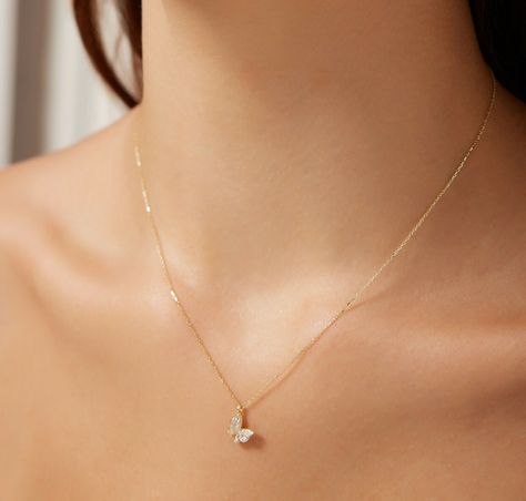 Butterfly Diamond Necklace, Small Gold Necklace, Wedding Jewelry Simple, Minimalist Butterfly, Gold Butterfly Necklace, Diamond Necklace Simple, Classy Minimalist, Bday Wishlist, Necklace Minimalist Jewelry