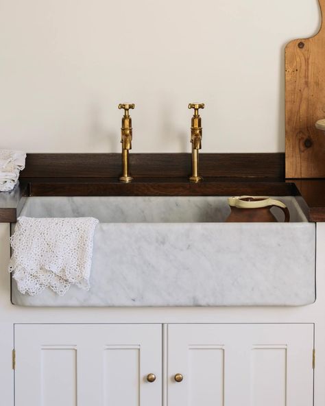 Tuscan Farmhouse Carrara Marble Sinks | deVOL Kitchens Classic English Kitchen, Tuscan Farmhouse, Wall Cupboards, Arabescato Marble, Devol Kitchens, Loft Kitchen, Marble Sink, Heirloom Furniture, Marble Sinks