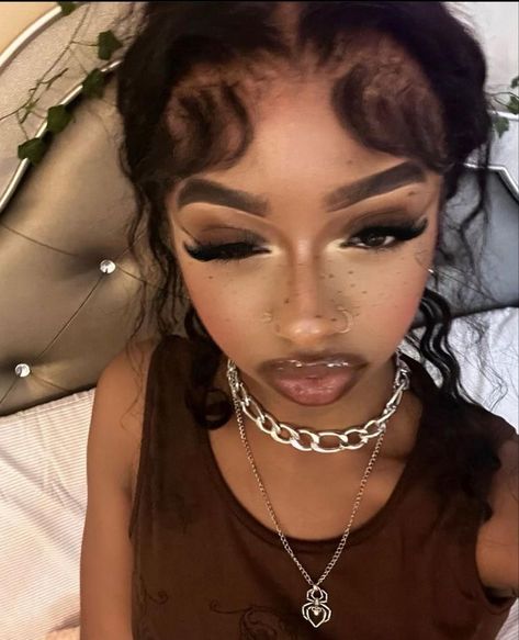 Kawaii Makeup Black Women, Unapproachable Makeup Black Women, Vampy Makeup For Black Women, Dark Makeup Looks Black Women, Cute Make Up Looks, Y2k Make Up, Frenchie Makeup, Grunge Makeup Black Women, Exotic Makeup Looks