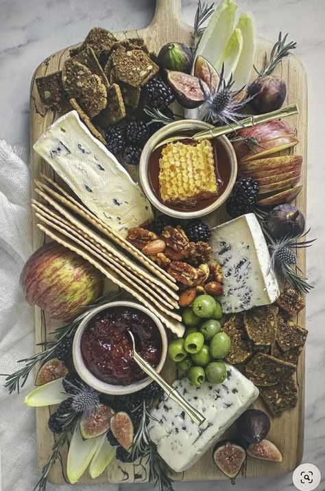 Chic Charcuterie Board, Cheese And Biscuits Platter, Charchuttere Board Ideas Fall, Festive Cheese Board, Winter Cheese Board, Charcuterie Board For Christmas, Small Cheese Board, Fall Cheese Board, Charcuterie Centerpiece