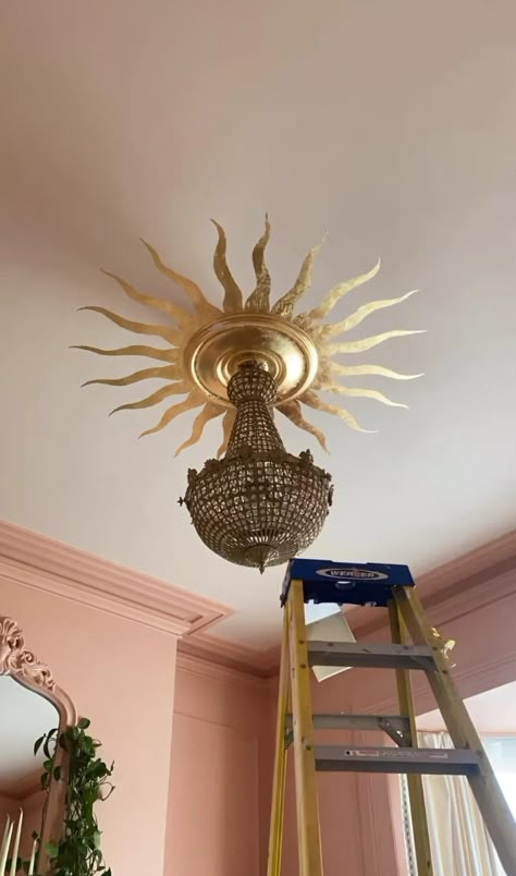 Ig: rockettstgeorge art deco gold foil sun burst ceiling with crystal chandelier Tub Design, Sun Burst, Tub Ideas, Art Deco Gold, Soaker Tub, Pretty Room, Dream House Interior, Ceiling Decor, Dream House Decor