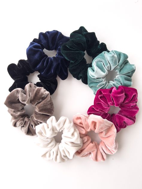 Scrunchies de veludo Scrunchies Photography, Diy Hair Scrunchies, Creative Gift Wraps, Handmade Hair Bows, Velvet Hair, Diy Hair Accessories, Scrunchie Hairstyles, Diy Hairstyles, Creative Gifts